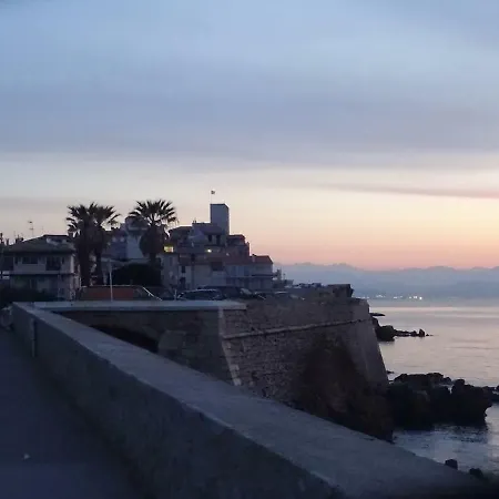 De 3 Pieces Entierement Renove. * Antibes